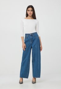 Terranova BALLOON - Jeans a zampa - blu denim medio