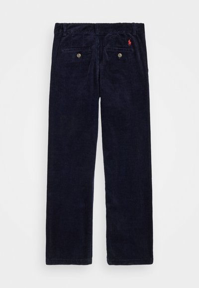 Marineblauwe corduroy broek met rechte pijpen, voorzien van twee achterzakken en een klein rood logo op de tailleband. Getextureerde ribbelstof.