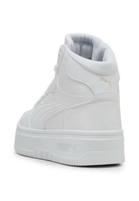 Sneakers bianche alte in pelle liscia, con colletto imbottito, dettagli con logo e suola testurizzata. Il design enfatizza uno stile atletico classico.