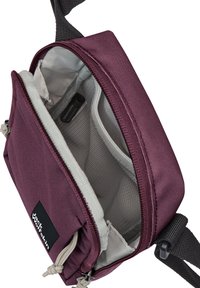 Compact bordeauxkleurige tas met een gestructureerde buitenkant, ritsluiting, grijze voering en een klein binnenzakje. Inclusief een merklabel aan de buitenkant.