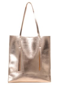Metaliczna torba tote w kolorze różowego złota z dwoma długimi uchwytami, gładką teksturą i prostokątnym kształtem. Brak widocznych elementów metalowych lub wzorów.