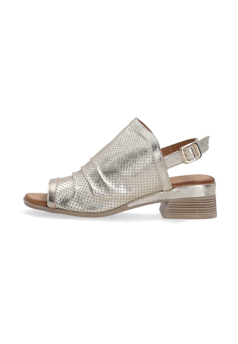Metallic sølv åbentået sandal med slouch-design, perforeret tekstur og lav blokhæl. Har en justerbar ankelrem.