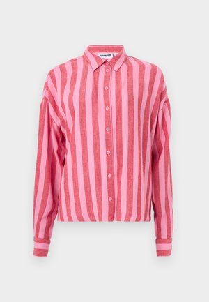 Πουκάμισο με μακριά μανίκια, κουμπιά, κάθετες ροζ και κόκκινες ρίγες, γιακά και μανσέτες με κουμπιά, σε απλό φόντο.