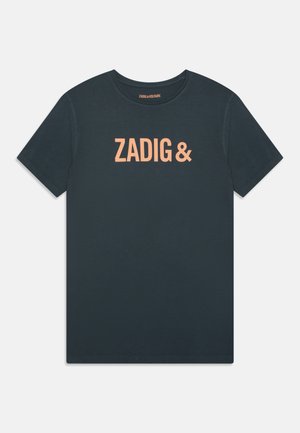 Tamna mornarsko plava pamučna majica s okruglim izrezom, na prednjoj strani s velikim logotipom boje breskve "ZADIG &". Jednostavni, kratki rukavi.
