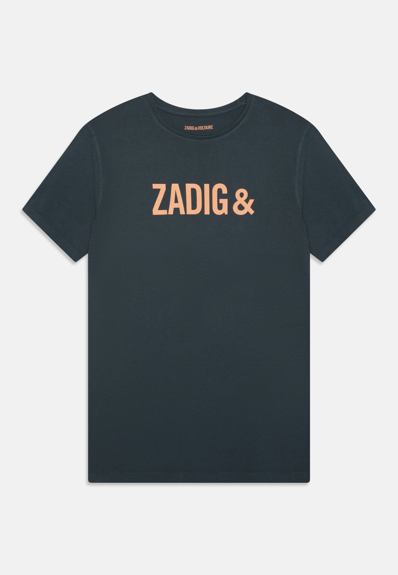 Donkerblauwe katoenen t-shirt met ronde hals, met een groot perzikkleurig gedrukt logo "ZADIG &" op de voorkant. Eenvoudige, korte mouwen.
