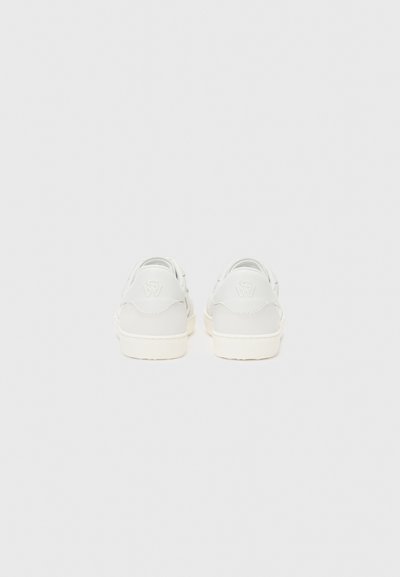 Stuart Weitzman RUNAROUND - Baskets basses - white