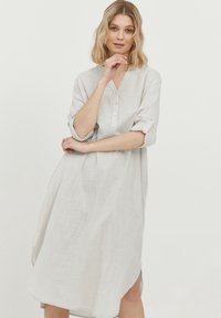 Helles graues, mittellanges Kleid aus strukturiertem Stoff mit V-Ausschnitt und Knopfleiste; verfügt über hochgerollte Ärmel und Seitenschlitze.