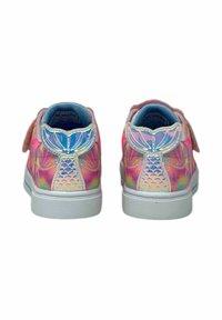 Zapatilla colorida con un patrón de escamas en tonos pastel, acentos iridiscentes y un diseño de cola de sirena en el talón. Presenta correas de velcro. Suela blanca.
