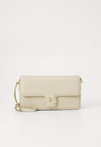 Borsa a tracolla in pelle beige con patta, chiusura in metallo dorato e tracolla regolabile. Texture liscia con dettagli cuciti e accento con logo.