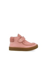 Botas de tobillo de ante rosa con detalle de tacón trenzado, acentos cosidos y correa ajustable de Velcro, que cuentan con una suela de goma para mayor agarre.
