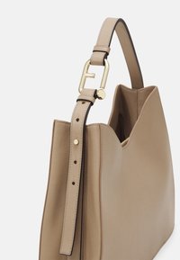 Beige bőr kézitáska, elegáns, letisztult designnal. Biztosított pánttal rendelkezik, aranycsattal és sima, matt felülettel.
