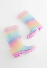 Bottes de pluie rayées arc-en-ciel avec une finition pailletée, fabriquées en matériau translucide avec des semelles et des crampons roses pour une meilleure adhérence.