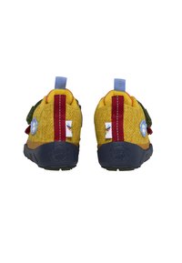 Geel stoffen schoenen met groene accenten, rode en blauwe bandjes, een gestructureerd oppervlak, een gevoerde hak en logo-details op de zool en zijkant.