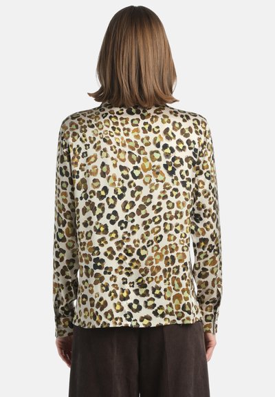 Camicia a maniche lunghe con stampa leopardata multicolore nelle tonalità di verde, marrone e nero, realizzata in un tessuto liscio.