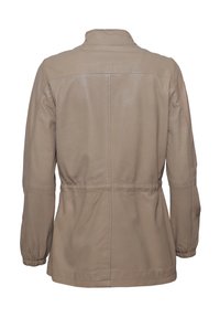 Beige leren jas met een hoge kraag, elastische manchetten, een getailleerde taille en contrasterende stikdetails op de rug.