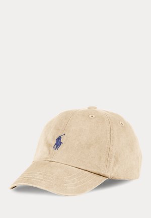Gorra de béisbol beige con visera curvada y un pequeño logotipo azul de un jugador de polo en la parte delantera.