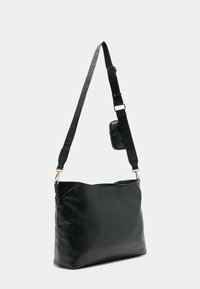 Borsa a spalla nera in materiale sintetico con una texture liscia, tracolla regolabile, accessori in oro e una piccola pochette attaccata. Design minimalista.