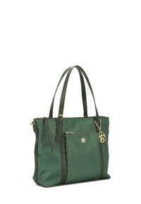 Borsa tote in pelle verde con superficie testurizzata, doppie maniglie, piccola tasca frontale, hardware dorato e un emblema decorativo del marchio.