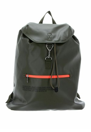 Sac à dos vert foncé avec rabat supérieur, poche zippée orange à l'avant, texte noir et fermeture métallique avec cordon de serrage.