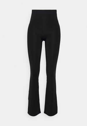 Leggings noires à taille haute et évasées en tissu élastique, présentant une texture lisse et une coupe ajustée au niveau des cuisses avec un léger évasement à l'ourlet.