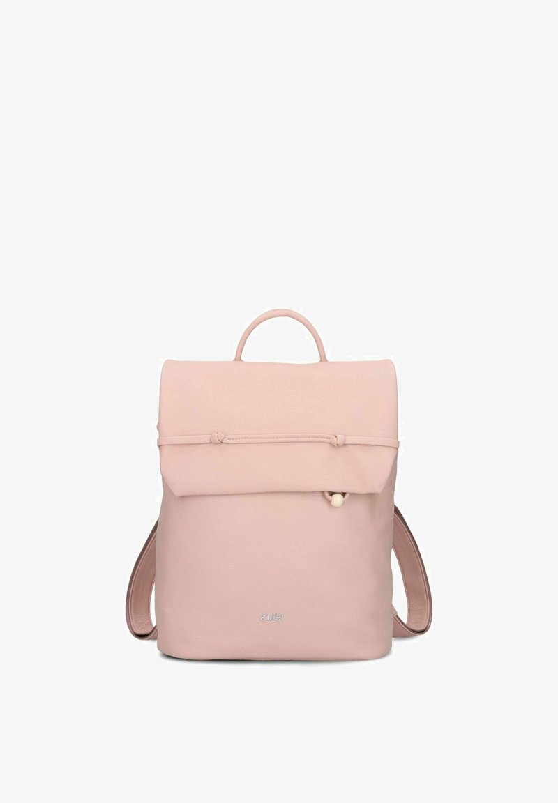 Sac à dos minimaliste rose clair avec une poignée supérieure, une fermeture à rabat sécurisée par un cordon, et des bretelles ajustables.