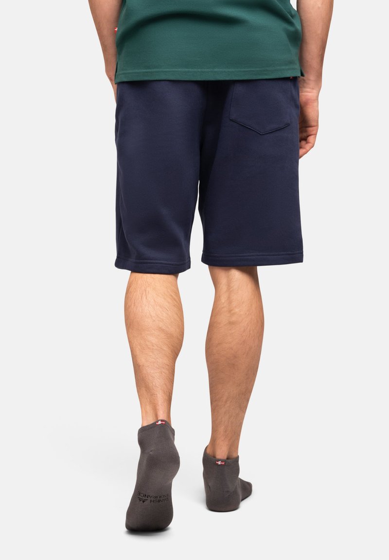 Bermudas azul marino de tela suave, con cintura elástica y un bolsillo trasero con un diseño distintivo en forma de diamante.
