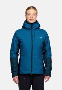 Chaqueta aislante azul con capucha, con cierre frontal de cremallera, puños elásticos y un logo en la parte superior izquierda. Textura suave, tela duradera.