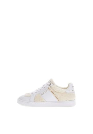 Witte sneaker met pluizige, crèmekleurige accenten en gouden branding. Beschikt over een glanzend leren bovenwerk en gestructureerde zijpanelen.