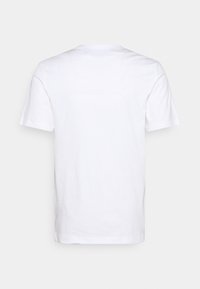 Biała bawełniana koszulka, dekolt okrągły, krótkie rękawy, prosty wzór, gładka faktura, brak wzorów i logo, luźny krój.