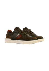 Un paio di sneakers in pelle marrone e oliva a bassa altezza con accenti in suede, suole bianche e marchio "REDSKINS" sul lato.