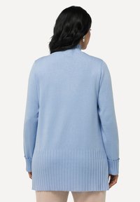 Cardigan azzurro chiaro realizzato in tessuto morbido, con una texture a coste all'orlo e ai polsini, e un design con collo alto.
