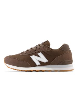 Baskets New Balance marron avec logo « N » blanc, empeigne en mesh et suède, semelle intermédiaire blanche et semelle extérieure en gomme, vue de côté sur fond blanc.