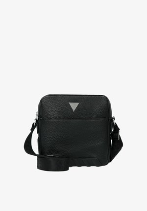Bolso mensajero de cuero negro con acabado texturizado, logo triangular plateado, correa ajustable y detalles de herrajes en contraste.