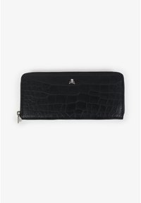 Portafoglio in pelle nera con texture a coccodrillo, chiusura con zip e logo teschio argentato sulla parte anteriore. Forma rettangolare, finitura liscia.