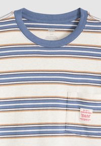 Μπλούζα με στρογγυλή λαιμόκοψη και οριζόντιες ρίγες σε μπλε, λευκό και ταμπά χρώμα, με τσέπη στο στήθος που φέ ρει την κόκκινη ετικέτα Levi Strauss & Co.