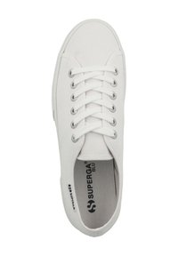 Sneaker bianco in tela con sei occhielli metallici, dotato di lacci bianchi, punta rotonda e un logo sulla linguetta e sulla soletta. Parte superiore testurizzata.
