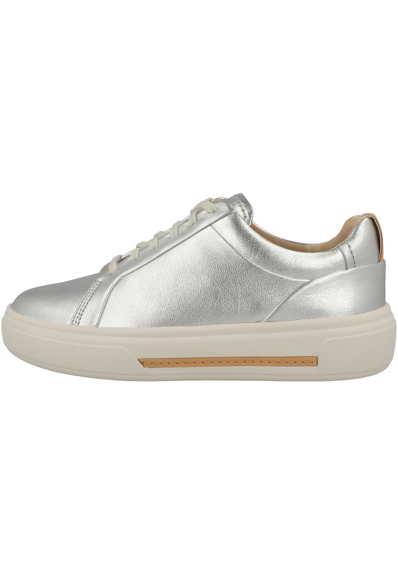 Sneaker in pelle argentata con punta rotonda, suola in gomma bianca e dettagli beige. Presenta lacci piatti e una texture liscia.