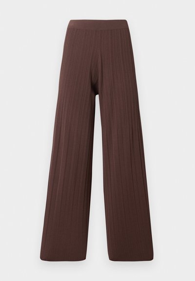 Pantaloni a gamba larga in tessuto rigato marrone scuro, con vita alta e silhouette fluida, che enfatizzano texture e volume.