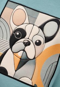 Lichtblauwe sweatshirt met een geometrische, multicolor borduursel van een Franse Bulldog met zwarte, witte en beige accenten.