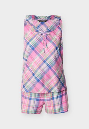 Rosa, lilla og grønn rutete pysjamas uten ermer med shorts og en volangt krage som er bundet med en sløyfe i halsåpningen.