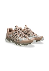 Lichtbruine sneakers met grijze mesh-panelen, rubberen zool en kruisgewonden veters. Voorzien van perforaties en accentdetails aan de zijkant.