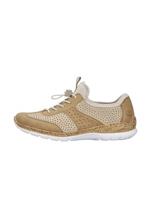 Scarpa sportiva beige e tan realizzata in pelle e tessuto, con design perforato, chiusura a lacci e soletta in sughero testurizzata. Suola in gomma.