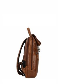 Sac à dos en cuir marron avec un design épuré, des compartiments zippés, des bretelles rembourrées et une poche latérale pour un rangement supplémentaire.