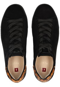 Baskets en daim noir avec des lacets foncés et un accent de fourrure à imprimé léopard sur le talon. L'intérieur présente une doublure beige et un détail de logo.
