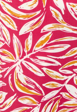 Motifs de feuilles blanches et jaune moutarde disposés sur un fond de tissu rose vif.
