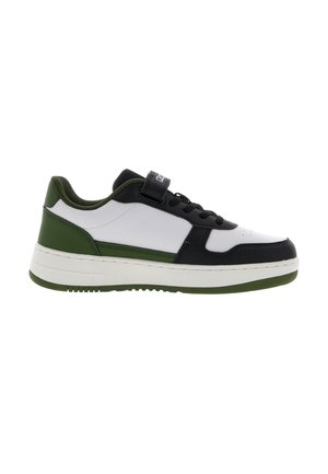 Sneaker basse bianche con accenti neri e verde scuro, lacci neri e suola bianca con battistrada verde.