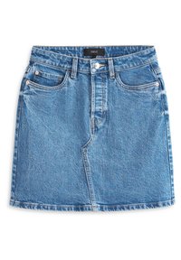 Jupe mini en denim bleu avec poches avant, passants de ceinture, bouton argenté et couture visible, posée à plat sur un fond blanc.