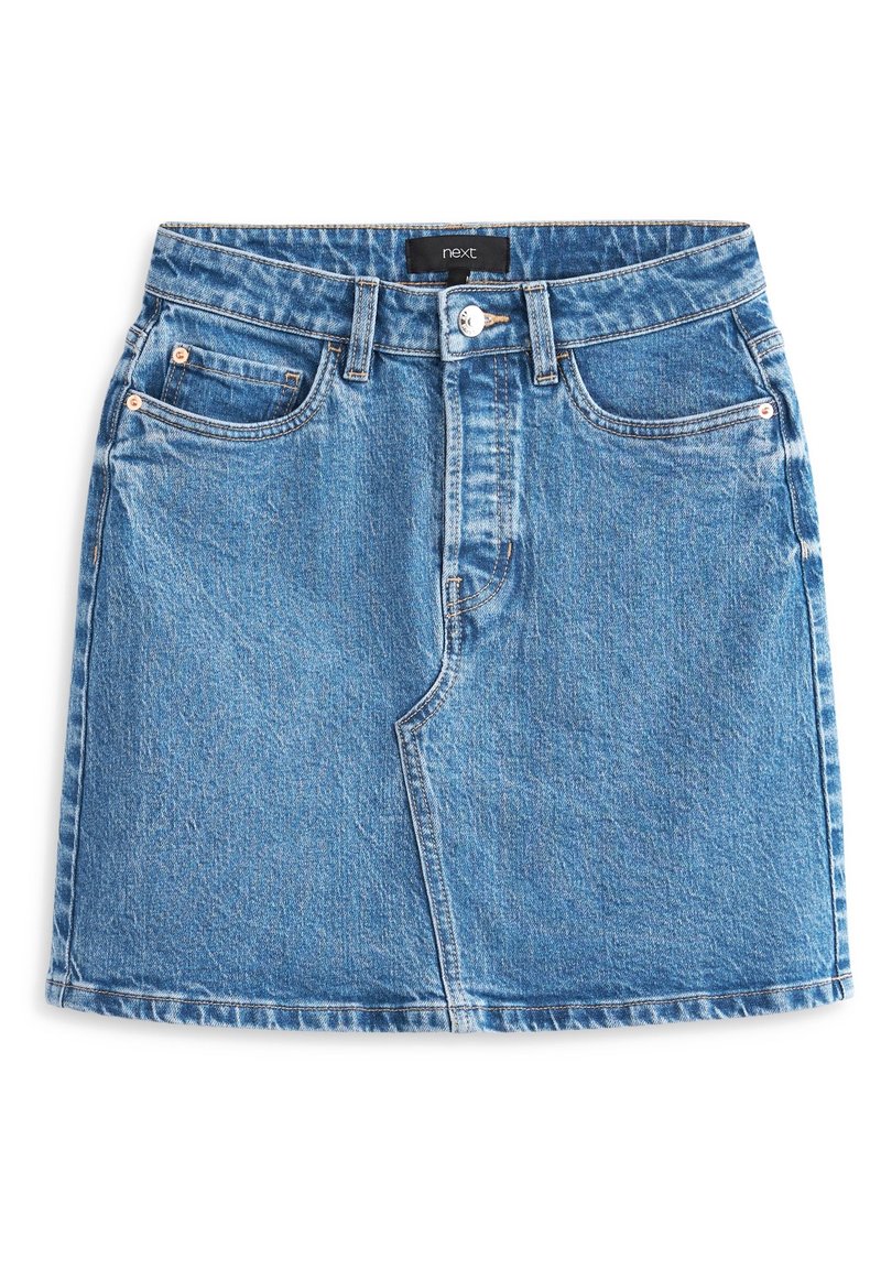 Jupe mini en denim bleu avec poches avant, passants de ceinture, bouton argenté et couture visible, posée à plat sur un fond blanc.