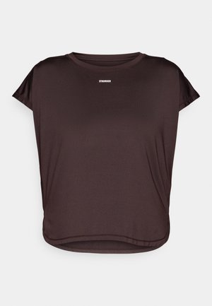 Dunkelbraunes sportliches T-Shirt mit runden Halsausschnitt, kurzen Ärmeln und geschwungenem Saum. Auf der Vorderseite befindet sich ein kleines weißes Logo mit der Aufschrift "STRONGER".
