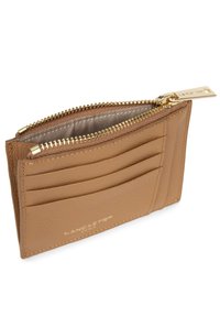 Portafoglio in pelle color cuoio con più slot per carte, un compartimento con zip e hardware color oro. Superficie testurizzata e dettagli cuciti visibili.